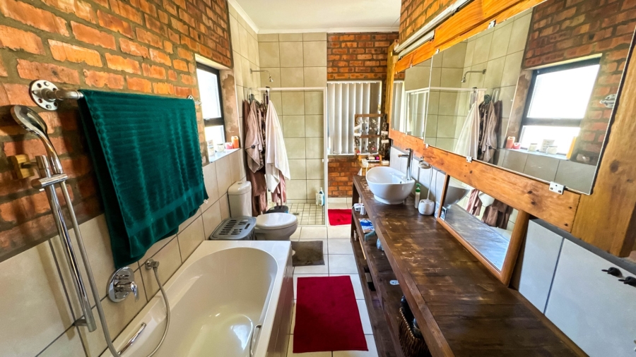 4 Bedroom Property for Sale in Fraaiuitsig Western Cape